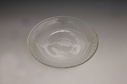 SUITE DE 7 DESSOUS DE BOUTEILLE en cristal...