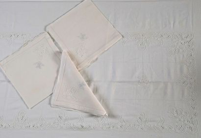 GRANDE NAPPE RECTANGULAIRE ET SES 18 SERVIETTES...
