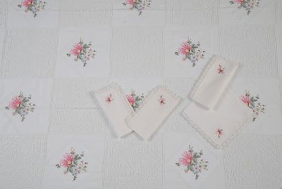 GRANDE NAPPE ET SES 11 SERVIETTES en fil,...