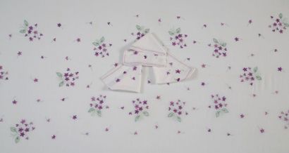 GRANDE NAPPE ET SES 12 SERVIETTES en batiste...