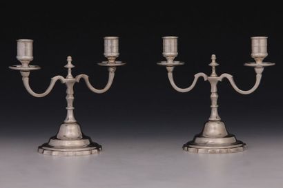 PAIRE DE BOUTS DE TABLE à 2 lumières en métal...