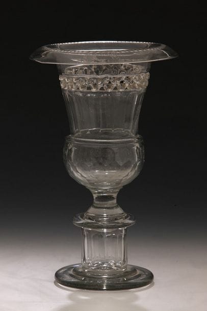 VASE MEDICIS en verre soufflé d'Epoque XIXème...