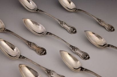 SUITE DE 12 CUILLÈRES À CAFÉ en argent d'Epoque...