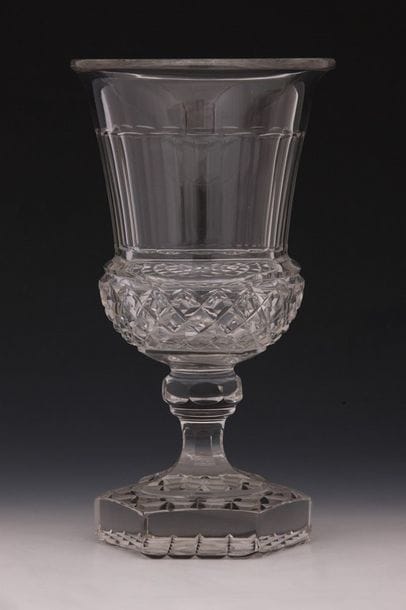 VASE MEDICIS en cristal taillé d'Epoque XIXème...
