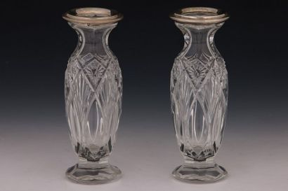 PAIRE DE PETITS VASES en cristal taillé montés...