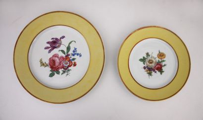 SUITE DE 12 ASSIETTES DE TABLE (D. 26 cm)...