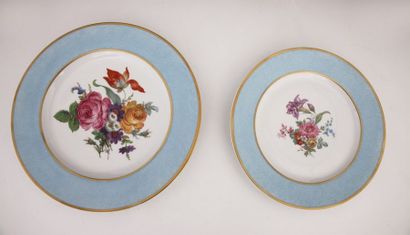 SUITE DE 12 ASSIETTES DE TABLE (D. 25,3 cm)...