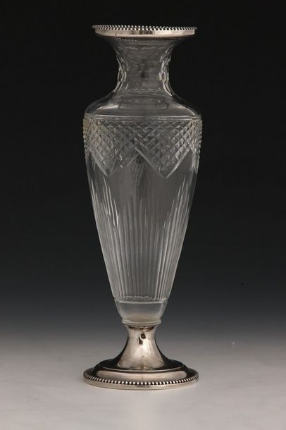 VASE amphore en cristal taillé monté argent...