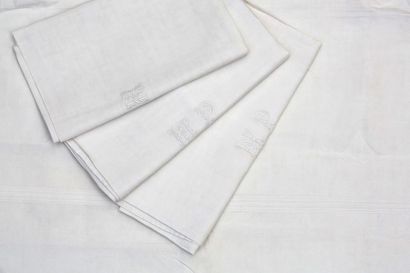 NAPPE RECTANGULAIRE ET SES 10 SERVIETTES...