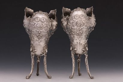 PAIRE DE BOUQUETIERES DE TABLE en argent...