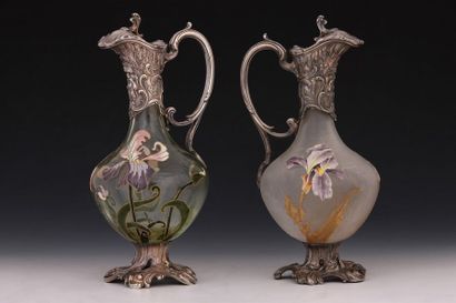 PAIRE D'AIGUIERES en verre et métal argenté...