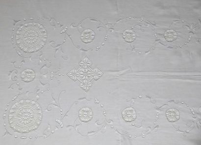 GRANDE NAPPE en lin incrusté de dentelle...