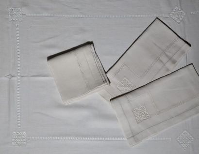 NAPPE RECTANGULAIRE ET SES 11 SERVIETTES...