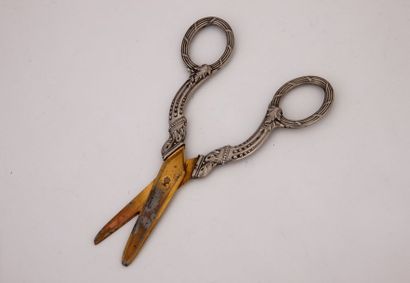 PAIRE DE CISEAUX A RAISIN en argent Minerve...
