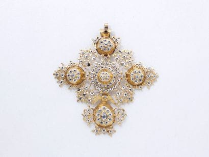 Pendentif retenant une croix normande en...