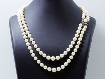 Collier composé de 2 chutes de perles de...