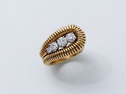 Bague chevalière en or 750 millièmes, ornée...