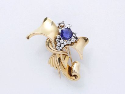 Broche en or 750 millièmes, à décor de gerbe...