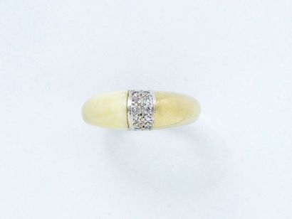 Bague jonc en or 750 millièmes, centrée d'un...