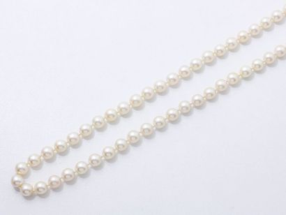 Collier composé d'un rang de perles de culture...