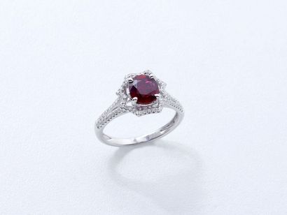 Bague en or gris 750 millièmes, ornée d'un...