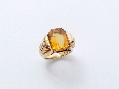 Bague chevalière en or 750 millièmes décorée...