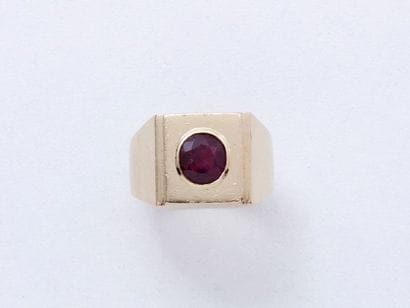 Bague chevalière en or 750 millièmes ornée...