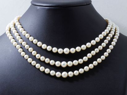 Collier composé de 3 chutes de perles de...