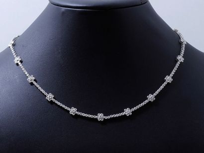 Collier en or gris 750 millièmes, composé...