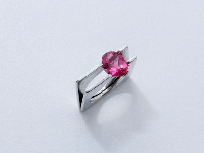 Bague stylisée en argent 800 millièmes, retenant...