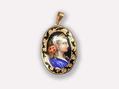 Pendentif ouvrant en métal finement ciselé...