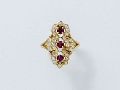 Bague marquise en or 750 millièmes, ornée...