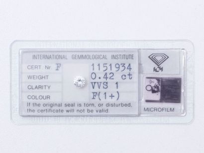 Diamant rond brillanté sous scellé.

Poids...