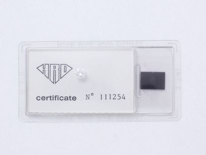 Diamant rond brillanté sous scellé.

Poids...