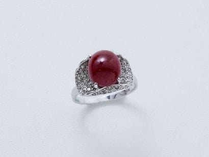 Bague en or gris 585 millièmes, ornée d'un...