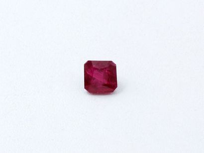 Rubis carré à pans coupés sur papier. (givres...