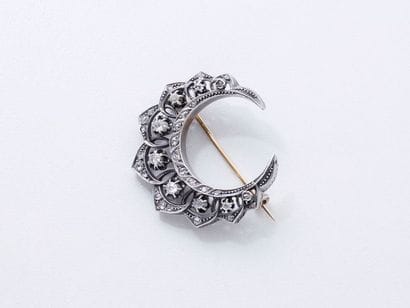 Broche croissant ajourée en or 750 et argent...