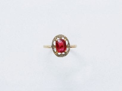 Bague en or 750 millièmes, ornée d'une pierre...