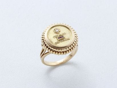 Bague en or 750 millièmes décorée d'une médaille,...