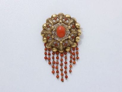 Broche rosace en or 750 millièmes et cabochons...
