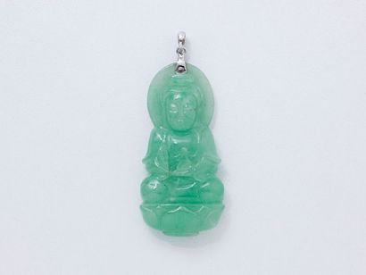 Pendentif bouddha en jade gravé. La bélière...