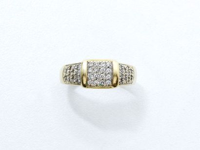 Bague en or 750 millièmes, décorée de 3 motifs...