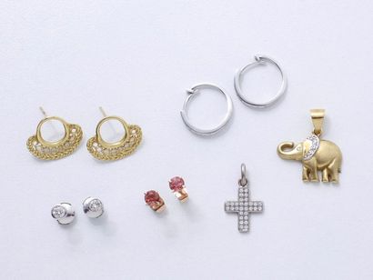 Lot or 750 millièmes, composé de 4 paires...