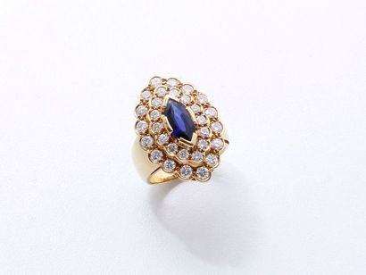 Bague marquise en or 750 millièmes centrée...