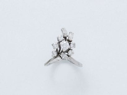 Bague en or gris 750 millièmes, à décor de...