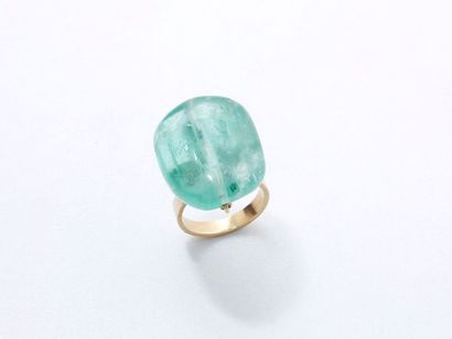 Bague en or 750 millièmes, ornée d'une importante...