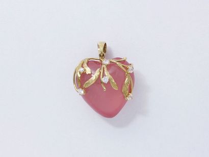 Pendentif stylisant un cœur en quartz rose,...