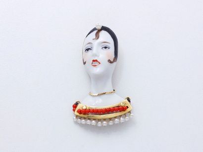 Broche en or 750 millièmes décorée d'un buste...