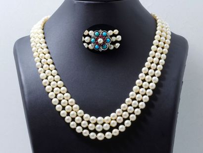 Collier composé de 3 rangs de perles de culture...