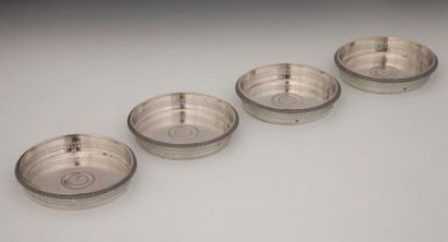 SUITE DE 4 DESSOUS DE CARAFE en argent

Epoque...